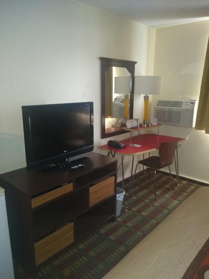 Super 8 By Wyndham Hotel